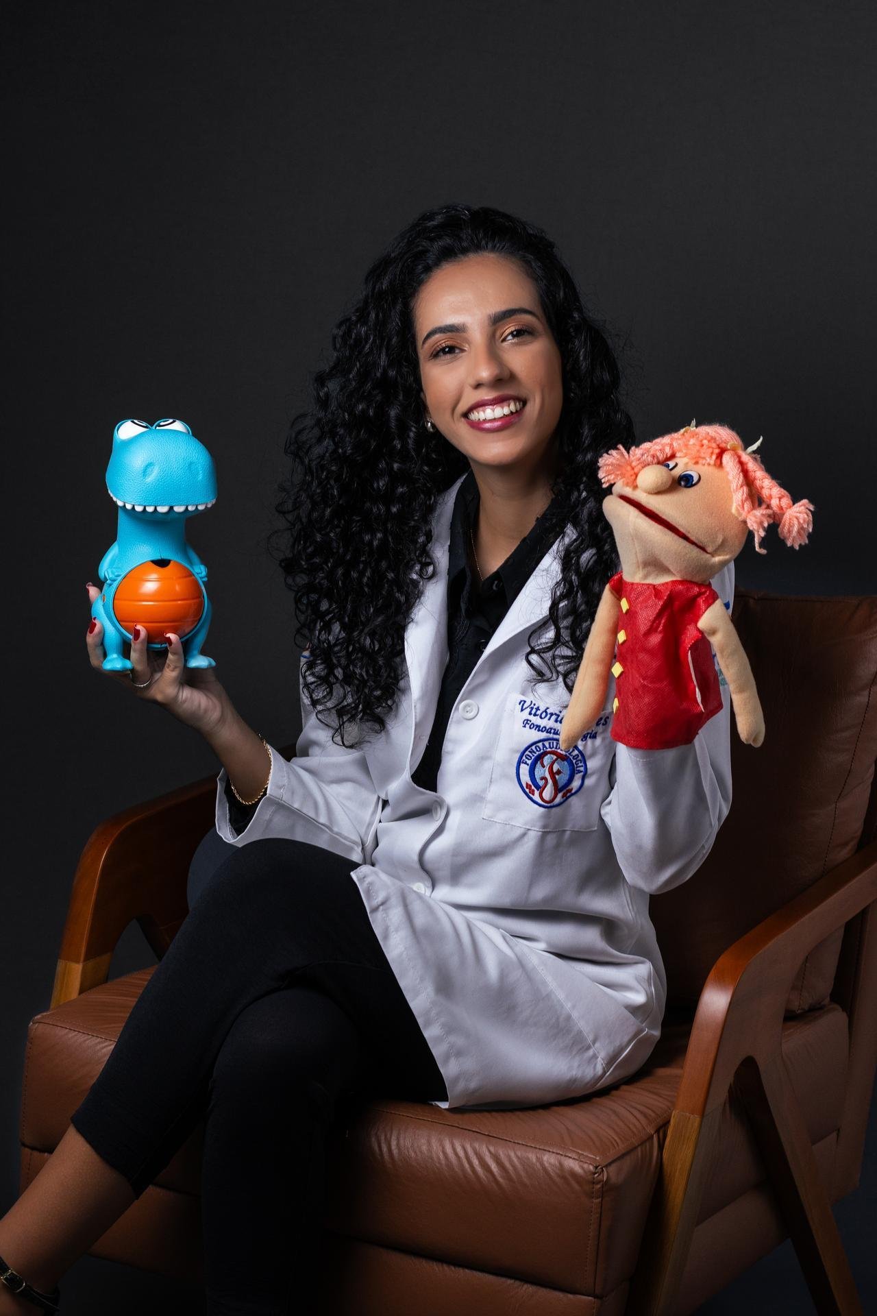 Tia Vitória trabalhando